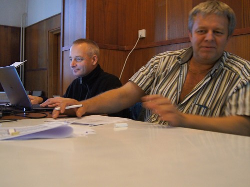 Los řídil Miroslav Osouch (vlevo), Miroslav Schůrek měl na starosti zapisování výsledků